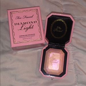 Too Faced- diamond light highlighter
